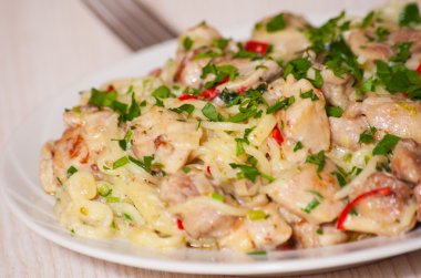 Soslu spagetti ile et parçaları