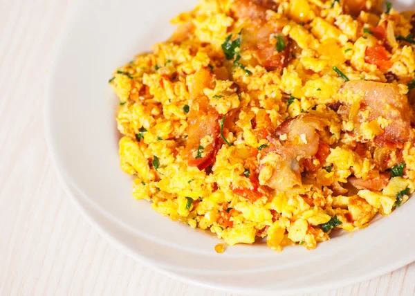 Huevos revueltos con tomate y tocino —  Fotos de Stock