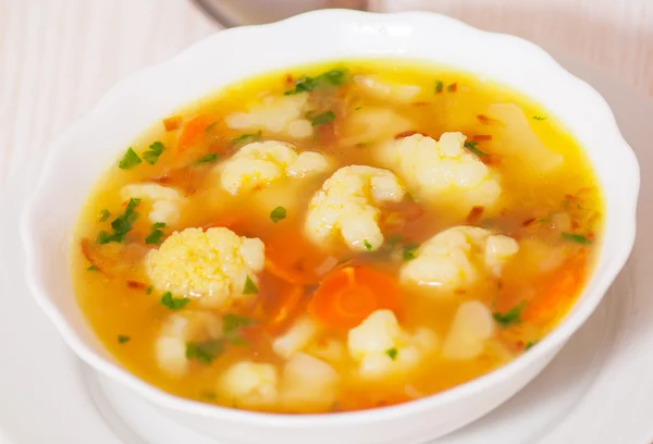 Свіжий овочевий суп з цвітної капусти — стокове фото
