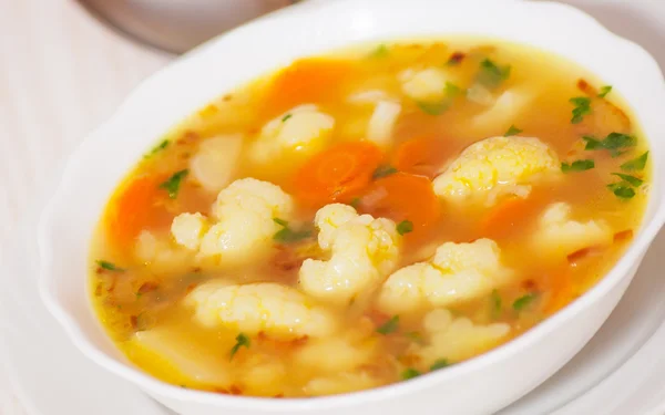 Frische Gemüsesuppe mit Blumenkohl — Stockfoto