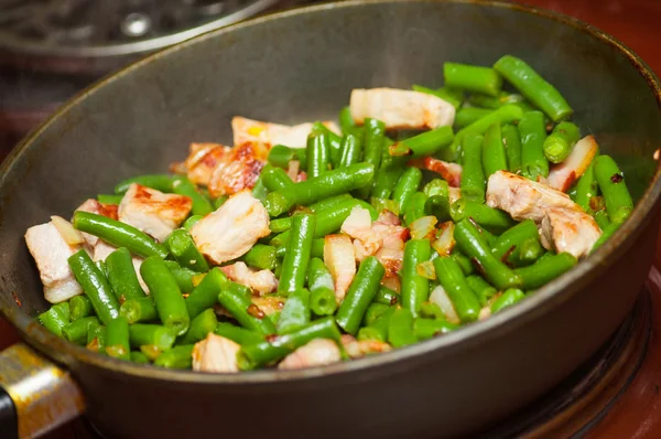 Fleisch mit grünen Bohnen in der Pfanne kochen — Stockfoto