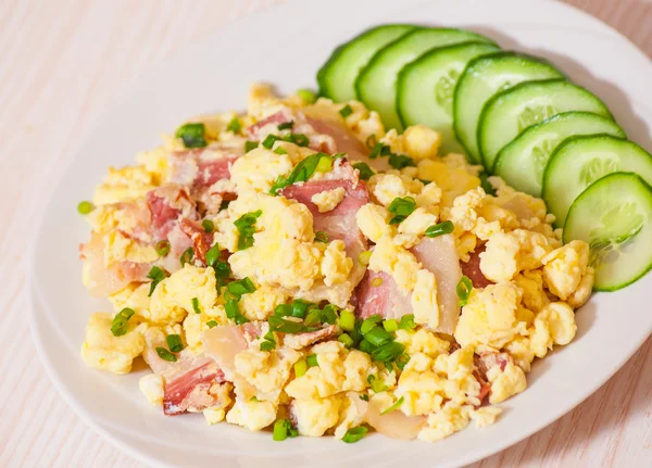 Scrambled eggs with bacon — Stock Photo, Image