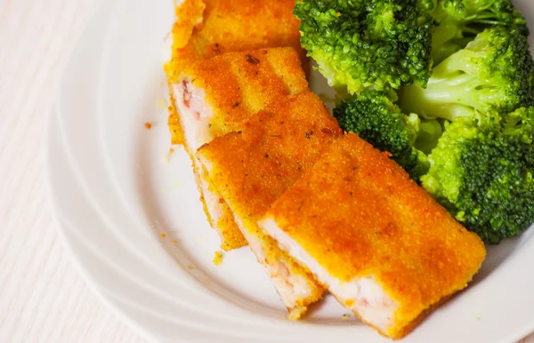 Smažené obalované rybí filé s brokolicí — Stock fotografie