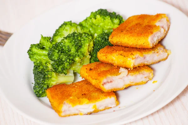 Жареные филе из рыбы с брокколи — стоковое фото