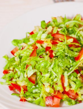 taze sebzeler lahana salatası