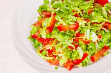 taze sebzeler lahana salatası