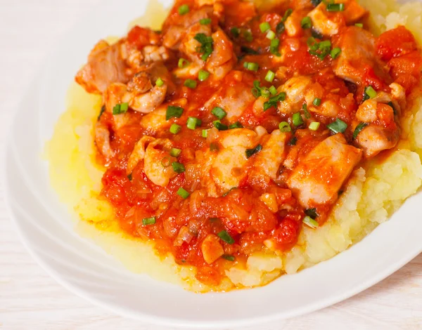 Carne em molho de tomate com purê de batatas — Fotografia de Stock