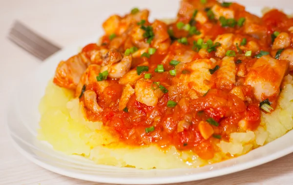 Fleisch in Tomatensauce mit Kartoffelpüree — Stockfoto