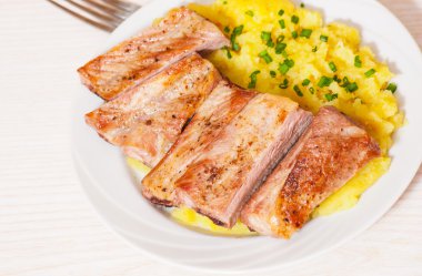 kaburga patates püresi ile