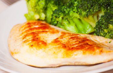 Brokoli ile tavuk fileto