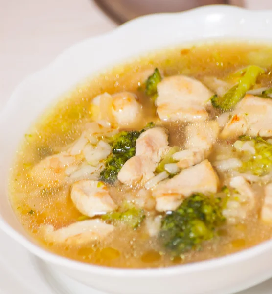 Sopa de frango com arroz e brócolis — Fotografia de Stock