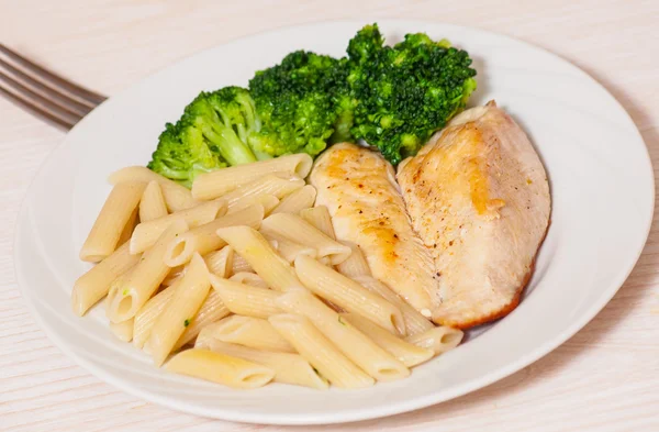 Chicken fillet with penne pasta and broccoli — Stock fotografie