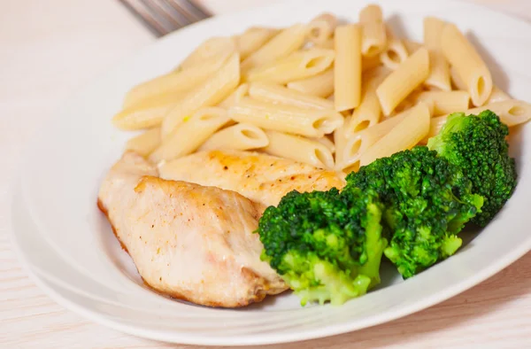 Chicken fillet with penne pasta and broccoli — Stock Photo, Image