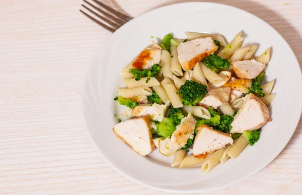 Penne pasta with chicken and broccoli — Stock fotografie