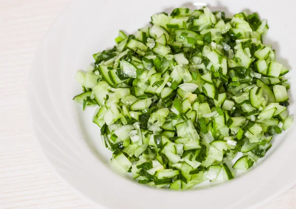 Green vegetable salad of cucumbers, spring onion — Stockfoto