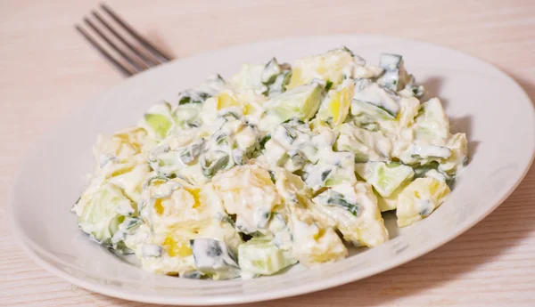 Ensalada de papa con cebolla verde y pepino —  Fotos de Stock