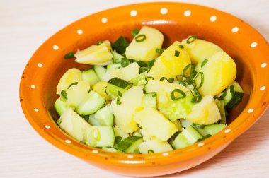 Patates salatası yeşil soğan ve salatalık ile