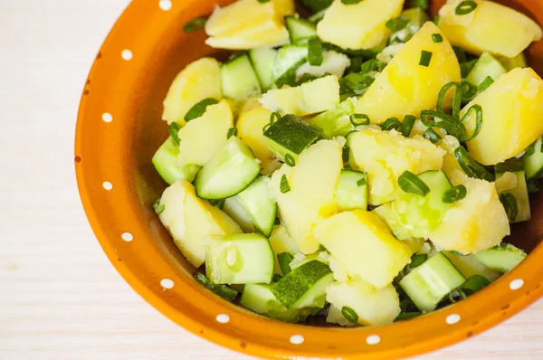 Aardappelsalade met groene uien en komkommer — Stockfoto