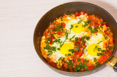 bir tavada sebzeli yumurta