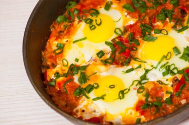 bir tavada sebzeli yumurta