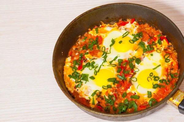 Ovos com verduras em uma panela de ato de fritar — Fotografia de Stock