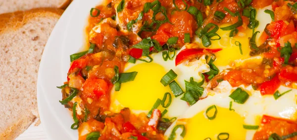 Eggs in a sauce of tomatoes, chili peppers, and onions — Stock Photo, Image