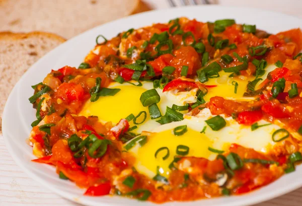 Eggs in a sauce of tomatoes, chili peppers, and onions — Stock Photo, Image