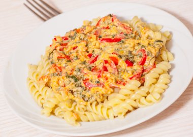 Düdük makarna sosu ile