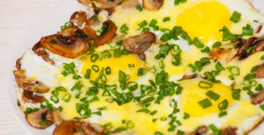 mantar, peynir ve yeşil soğan kızarmış yumurta