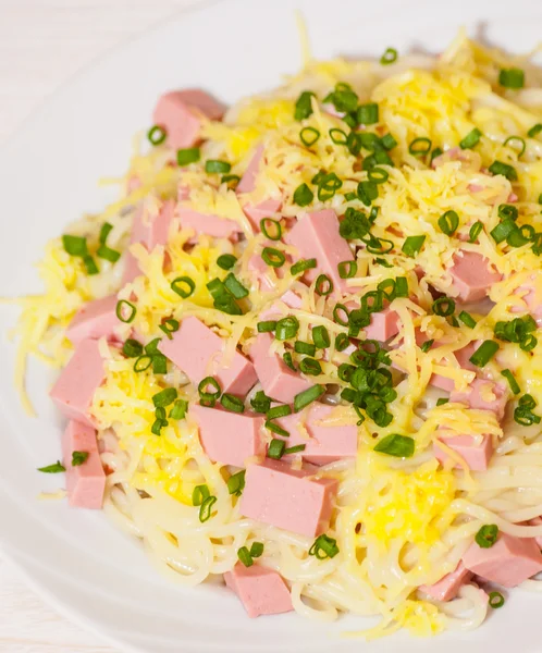 Spaghetti mit Schinken und Käse — Stockfoto