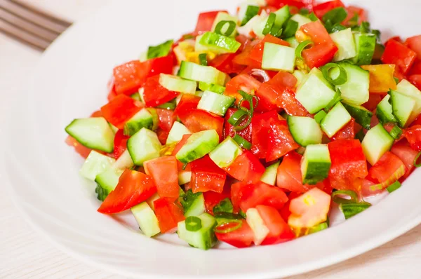 Frischer Gemüsesalat mit Tomaten, Gurken und grünen Zwiebeln — Stockfoto