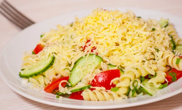 Pastasalade met kaas, tomaat en komkommer — Stockfoto