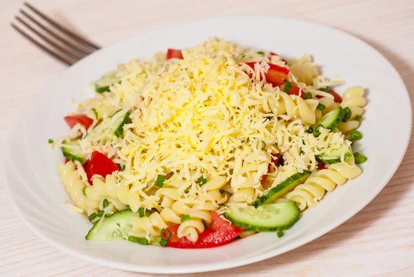 Salada de macarrão com queijo, tomate e pepino — Fotografia de Stock