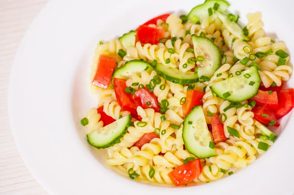 Pasta salade met tomaat en komkommer — Stockfoto