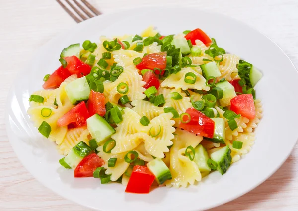 Salade de pâtes avec tomate et concombre — Photo