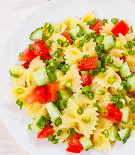 Nudelsalat mit Tomaten und Gurken — Stockfoto