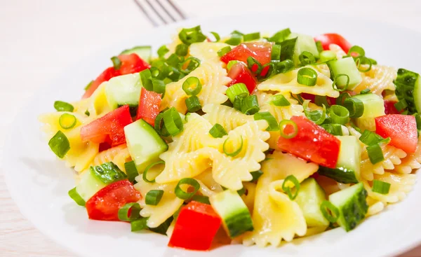 Pasta salade met tomaat en komkommer — Stockfoto