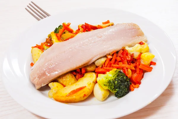 Filé de peixe com verduras — Fotografia de Stock