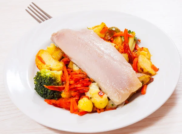 Filé de peixe com verduras — Fotografia de Stock
