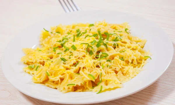 Farfalle pasta med ost — Stockfoto
