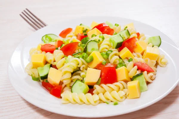 Pastasalade met kaas en groenten — Stockfoto