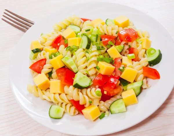 Pasta salad with cheese and vegetables — Stock Photo, Image