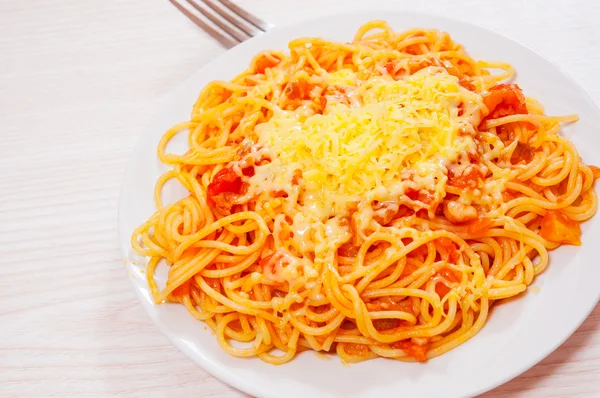 Spaghetti z sosem pomidorowym i serem — Zdjęcie stockowe