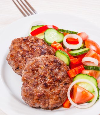 sığır eti burger sebze salatası ile