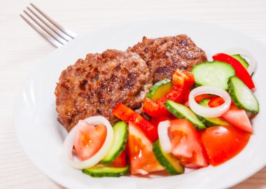 sığır eti burger sebze salatası ile