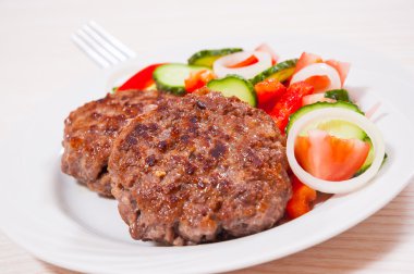 sığır eti burger sebze salatası ile