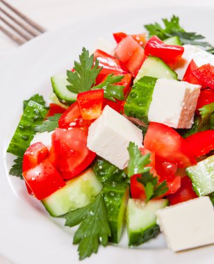 Peynirli taze sebze salatası.