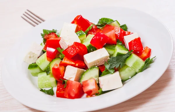Salada de legumes frescos com queijo — Fotografia de Stock