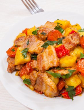 patates ve havuç ile et güveç