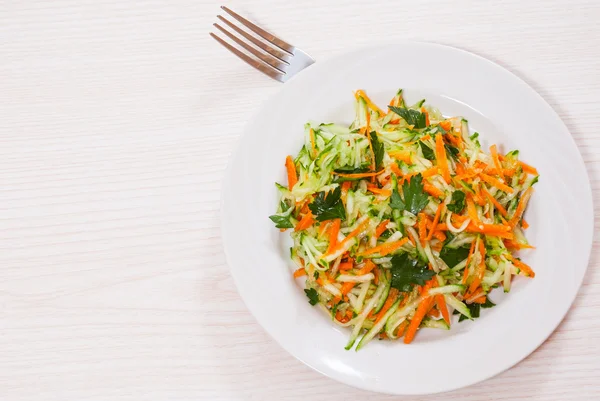 新鲜蔬菜沙拉配黄瓜和胡萝卜 — 图库照片
